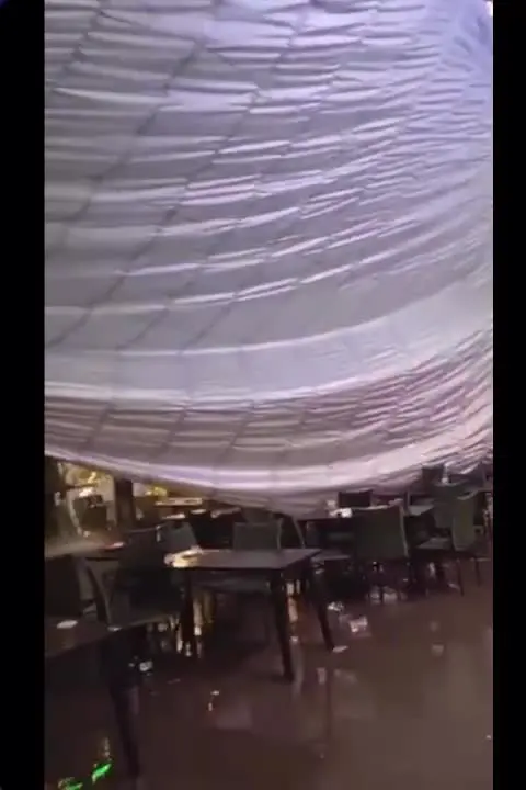 Cobertura provisória instalada na área externa de um shopping em Caldas Novas (GO) desabou durante forte chuva na noite de quarta-feira (17). Foto; Reprodução.