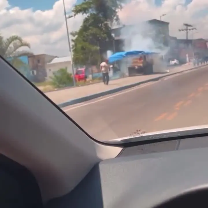 Barraca ilegal de fogos explode em Belford Roxo e assusta quem passava pelo local; ninguém ficou ferido. Foto: Reprodução.