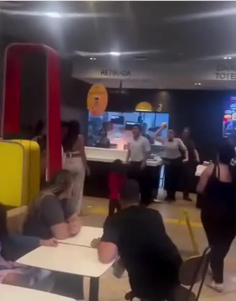 Vídeo mostra funcionários e clientes trocando agressões durante confusão em unidade do McDonald’s na Zona Norte de São Paulo. Foto: Reprodução.