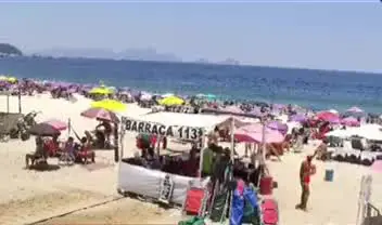 Vídeo mostra o momento em que avião ultraleve cai no mar de Copacabana, na Zona Sul do Rio. Foto: Reprodução.