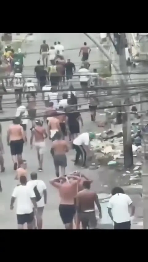 Polícia Militar foi acionada após briga entre torcidas organizadas e encontrou um homem ferido por faca em Mesquita. Foto: Reprodução.