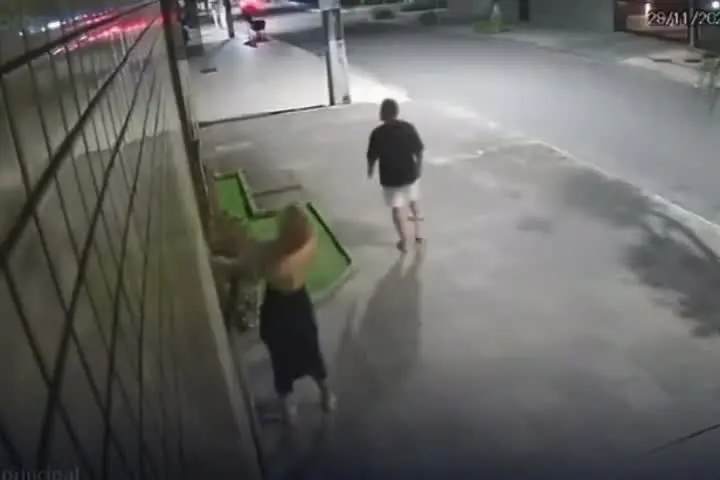 Vídeo de câmeras de segurança flagrou agressões de Babal Guimarães contra a namorada na entrada de um condomínio em Maceió. Foto: Reprodução.
