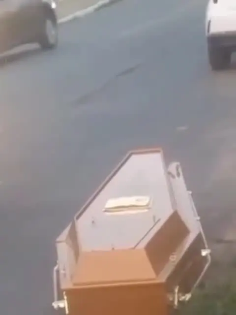 Caixão aparece no meio da rua em São Lourenço da Mata; incidente foi registrado por populares. Foto: Reprodução.