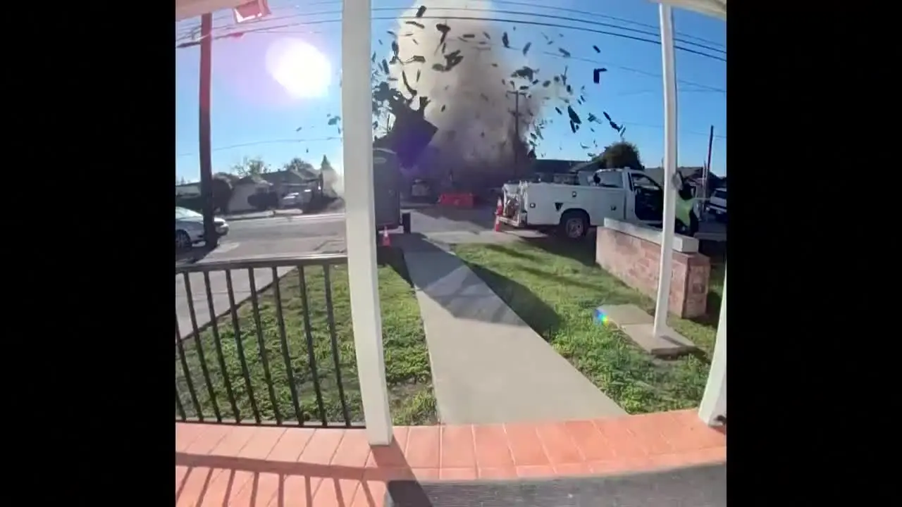 Momento em que a explosão destrói casas em Hayward, na Califórnia; autoridades investigam dano em tubulação de gás. Foto: Reprodução/X.
