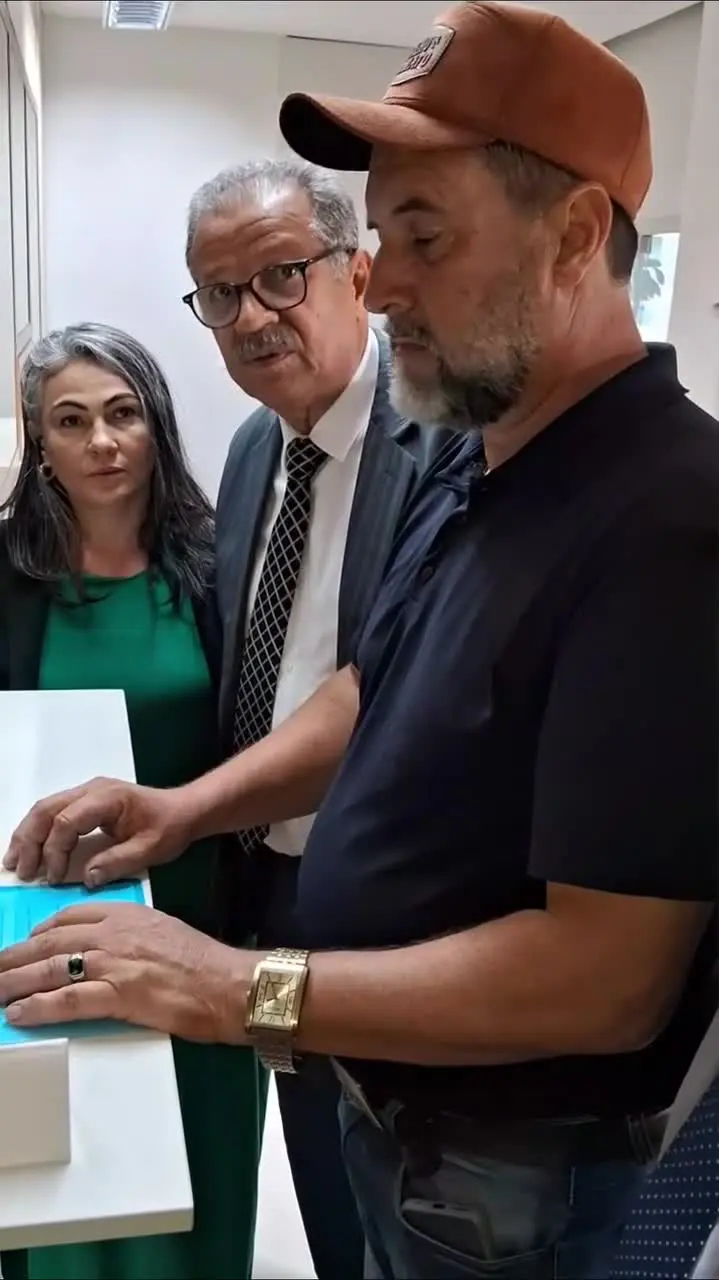 Líder da categoria entregou documento na Presidência ao lado do desembargador aposentado Sebastião Coelho, que promete apoio jurídico ao movimento. Foto: Reprodução / Redes sociais.