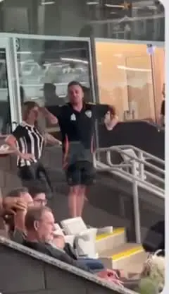 Torcedor é filmado em camarote imitando gestos de macaco após discussão com integrantes do Palmeiras. Foto: Reprodução.