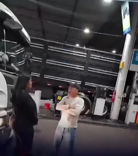 Caminhoneiro retorna a posto em Uberlândia após perceber que havia esquecido a esposa durante abastecimento. Foto: Reprodução.