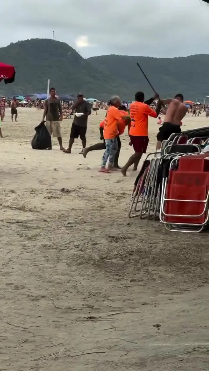 Vídeo mostra momento em que banhista é agredido por grupo de barraqueiros em praia de Balneário Camboriú. Foto: Reprodução.