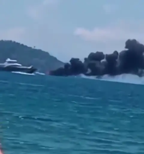 Lancha é tomada por chamas na Baía da Ribeira, em Angra dos Reis; incêndio gerou fumaça densa visível de longe. Foto: Reprodução.