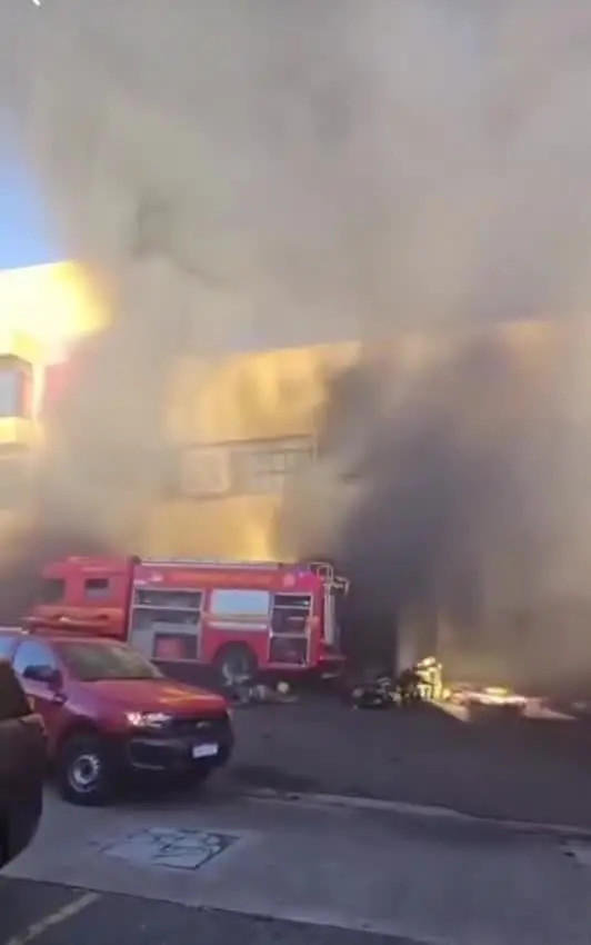 Bombeiros atuam em ocorrência de incêndio em supermercado na fronteira com o Uruguai. Foto: Divulgação.