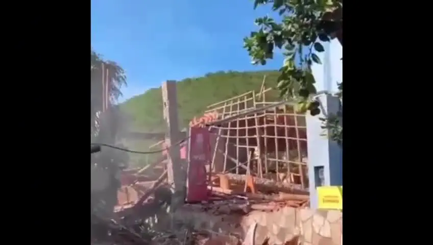Caminhão de empresa terceirizada invadiu um imóvel no povoado Rio Grande, em Palmeiras (BA), provocando a morte de cinco pessoas e deixando outras três feridas. Foto; Reprodução.