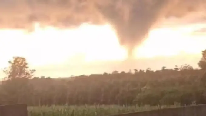 Tornado é registrado no Paraguai com ventos de mais de 170 km/h (Foto: Redes Sociais)