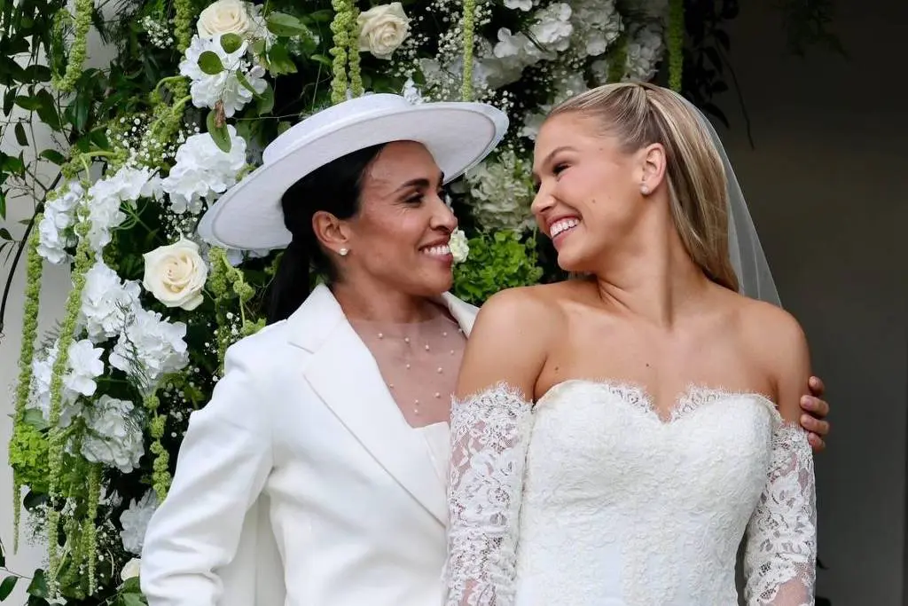 Marta Silva e Carrie Lawrence celebram casamento nos EUA; brasileira escolheu calça, corselet e terno brancos para o grande dia. Foto: Reprodução/Instagram.