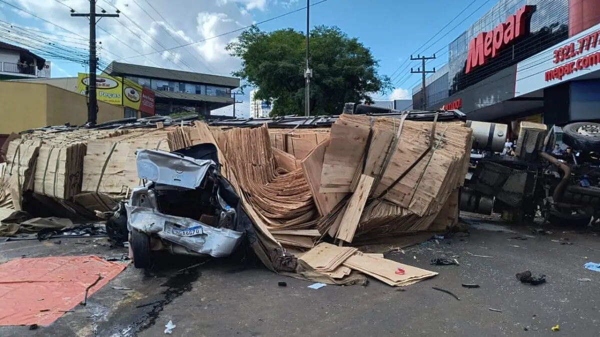 Motorista preso às ferragens de uma BMW gravou vídeo pedindo ajuda à esposa logo após o impacto do acidente, em Chapecó. Foto: Corpo de Bombeiros.