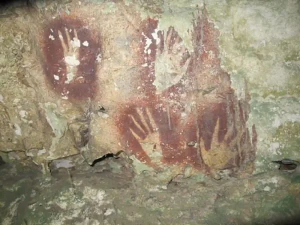 Silhueta de mão pintada em caverna na ilha de Muna, na Indonésia, agora considerada a arte rupestre mais antiga já registrada. Foto: Max Aubert.
