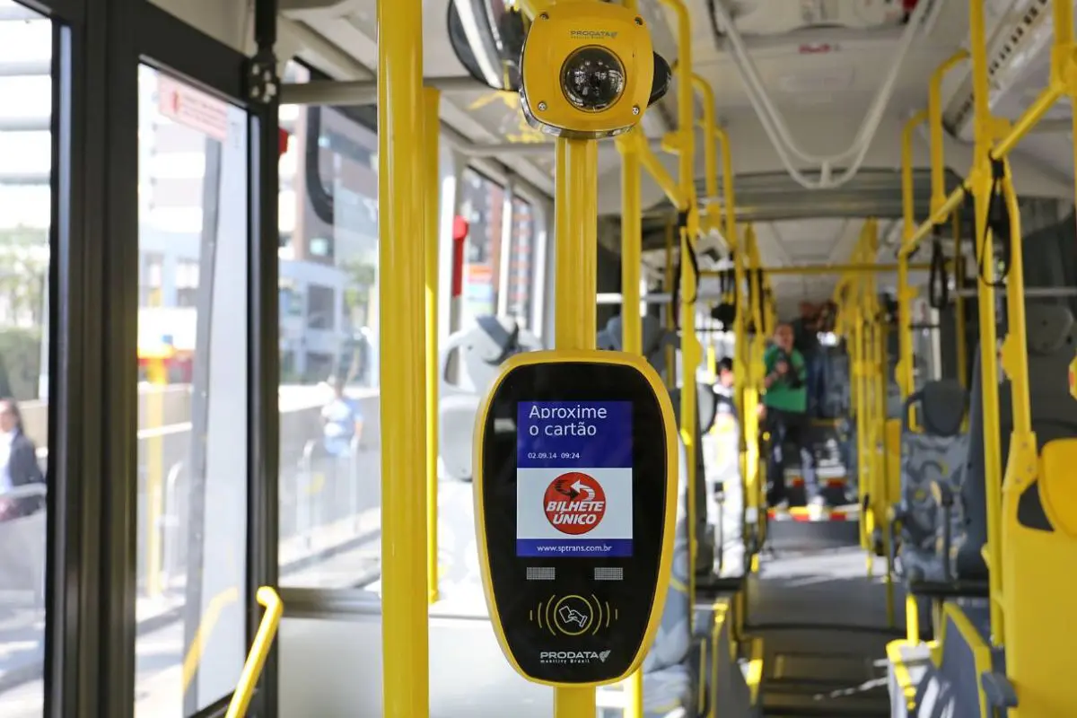 Usuários do transporte público em São Paulo já podem pagar a passagem de ônibus pelo celular, utilizando tecnologia bluetooth. Foto: Reprodução / Prefeitura de São Paulo.