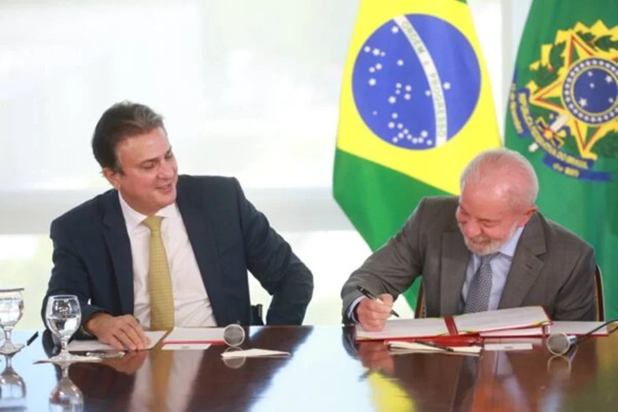 Camilo Santana e Lula (Foto: Luis Fortes/MEC)