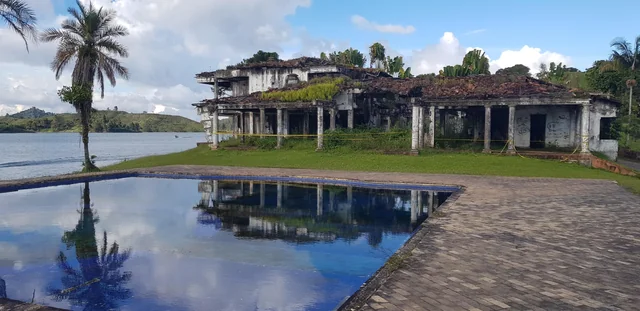 Mansão de Pablo Escobar com paredes usadas para esconder dólares e cocaína é vendida em leilão