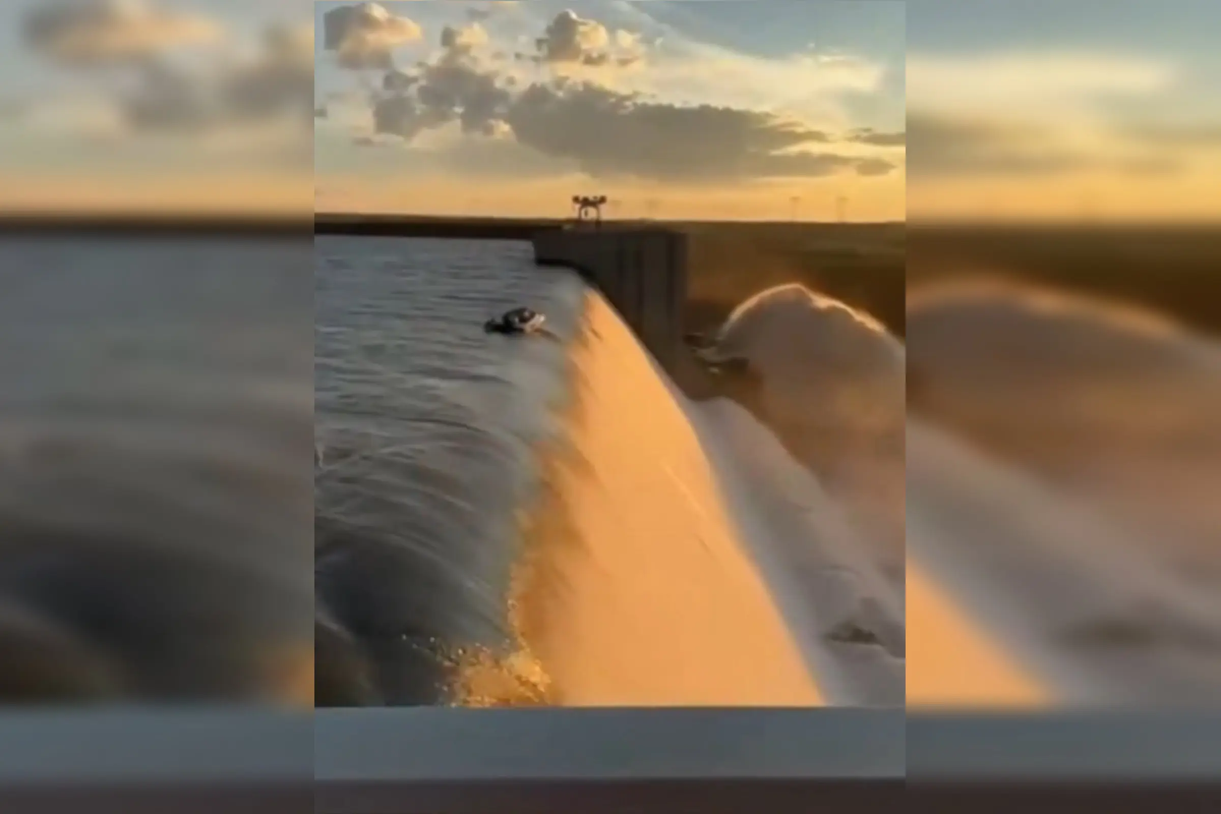 Barco à beira da barragem (Reprodução/Redes sociais)