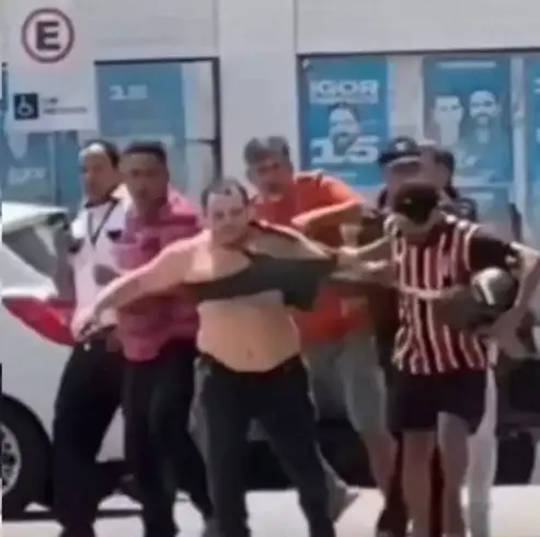 Vídeo flagra agressor que bateu em idoso levando 'troco' de populares (Foto: Reprodução)
