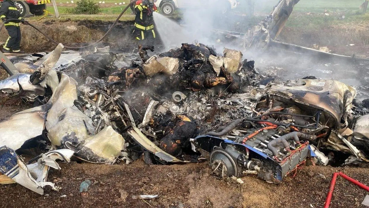 Avião cai e cantor famoso está entre as vítimas (Foto: Reprodução)