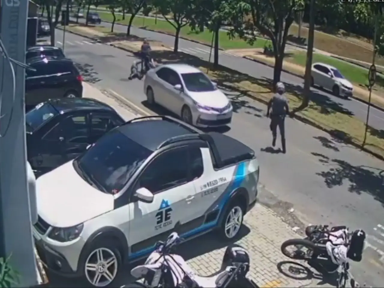 Policial é arrastado durante tentativa de abordagem a motociclista; vídeo