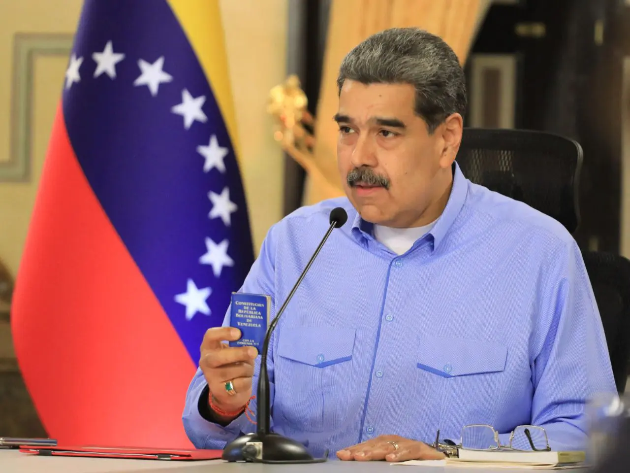 Imagem de Nicolás Maduro após captura mostra o conjunto Nike Tech Fleece que viralizou e esgotou produtos nas redes. Foto: Reprodução.
