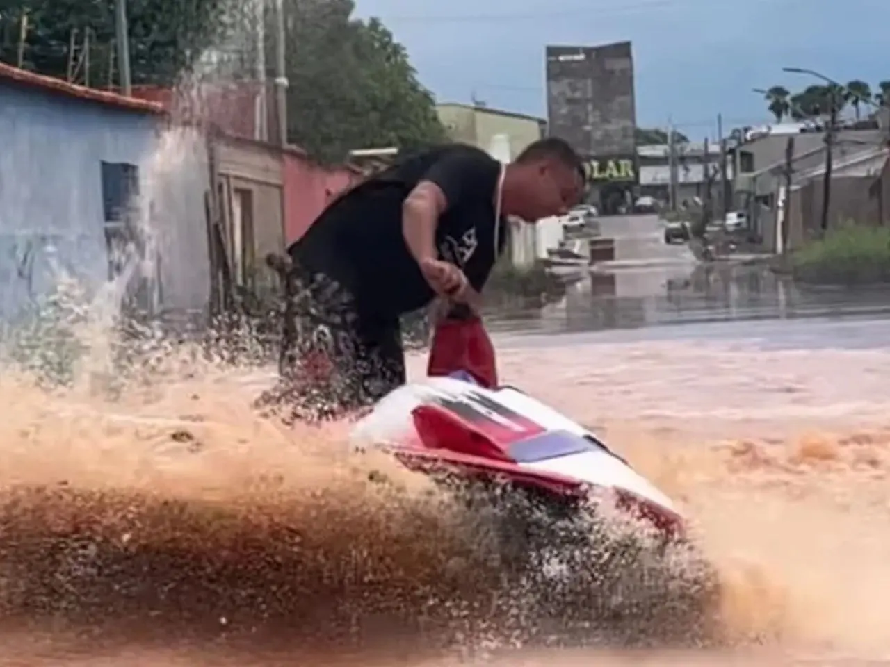 Após viralizar com jet ski em rua alagada, jovem tem veículo apreendido