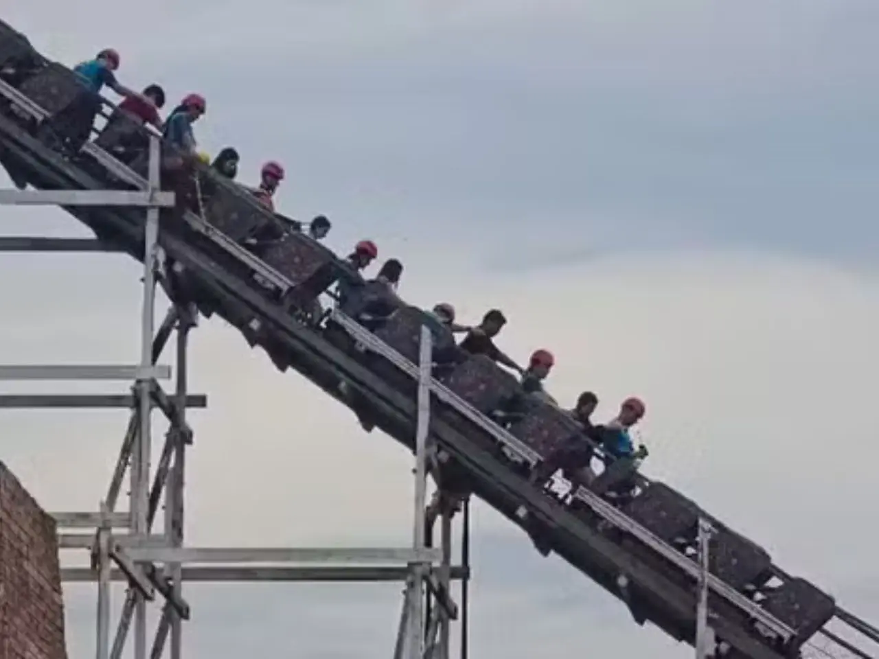 Montanha-russa trava em parque e mais de 20 pessoas ficam presas; vídeo