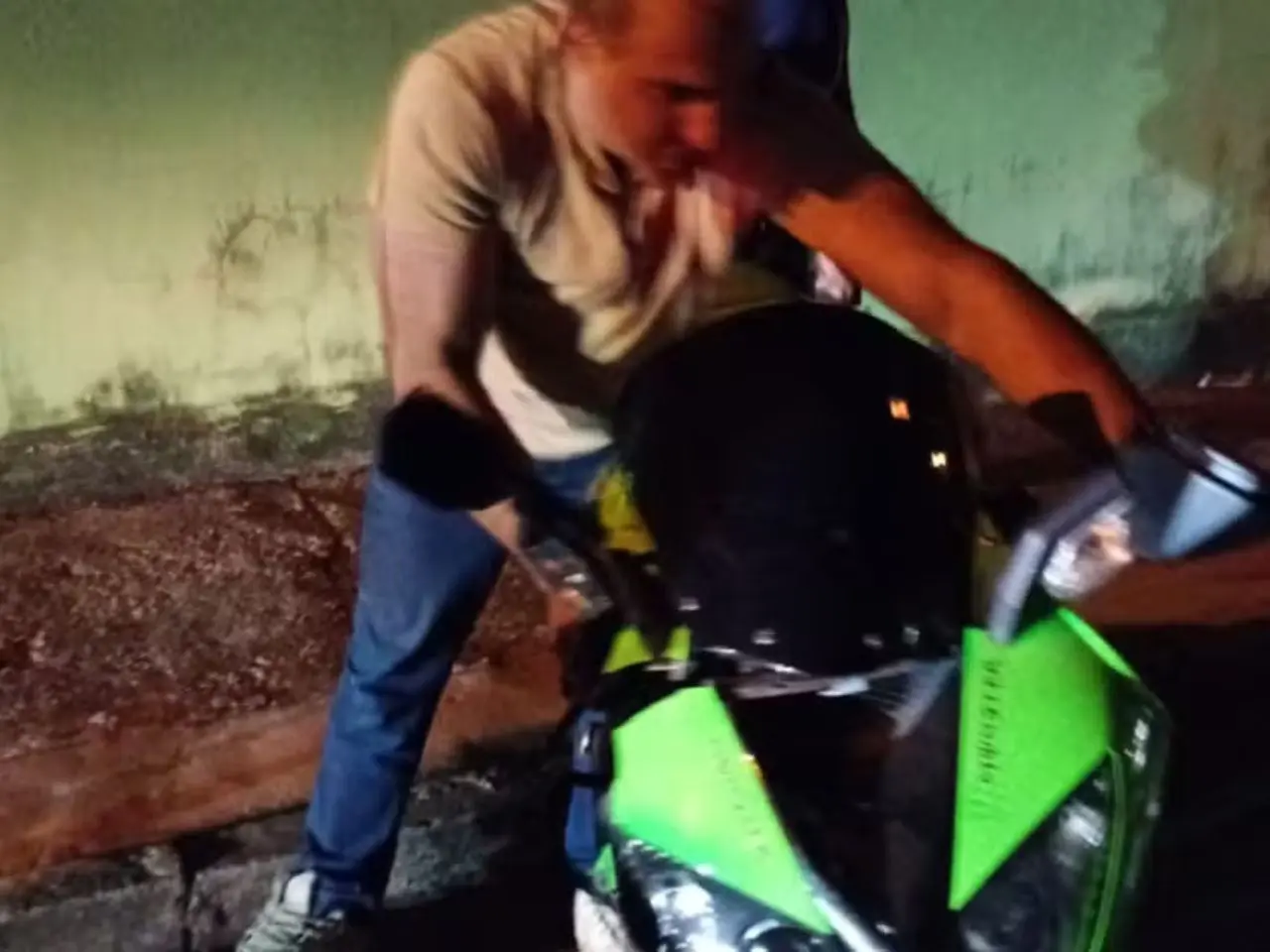 Assessor de prefeitura é preso embriagado, suspeito de atropelar idosa com moto de luxo; vídeo