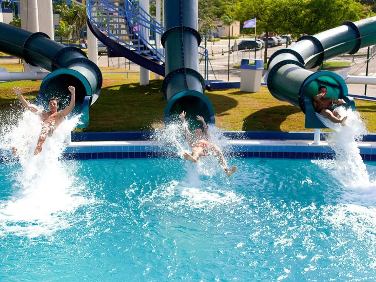 Salva-vidas que morreu em parque aquático foi sugado por ralo em brinquedo