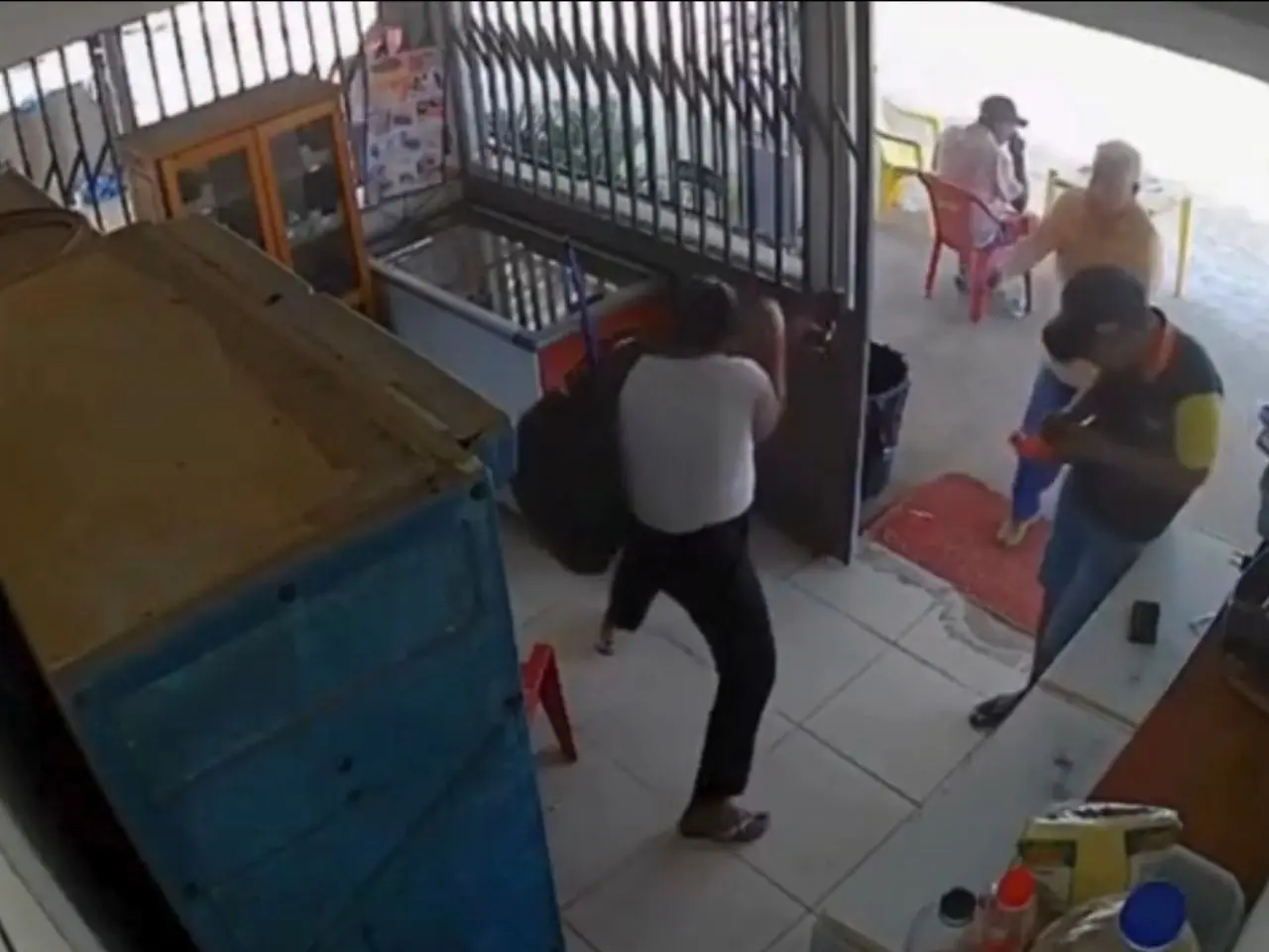 Homem mata ex-mulher na saída do trabalho e acaba morto em acidente; vídeo