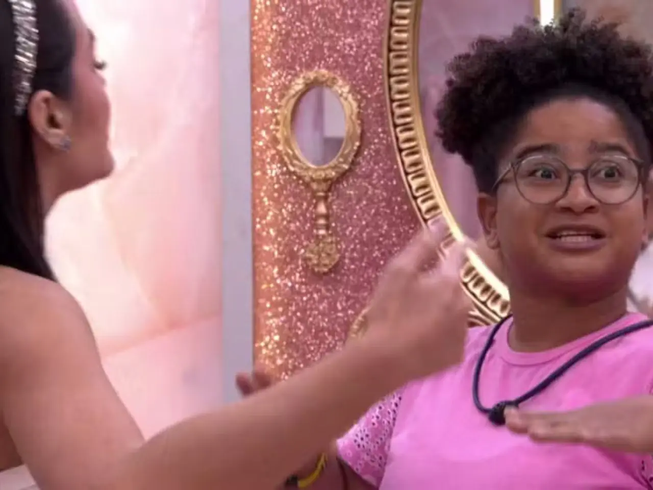 Milena escuta atrás da porta e tem reação chocante depois de ouvir Jordana falando mal dela; vídeo