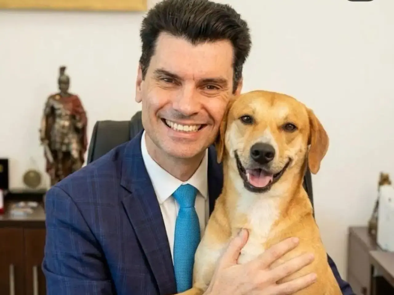 Após adotar cão agredido junto com 'Orelha', delegado publica vídeo emocionante; veja
