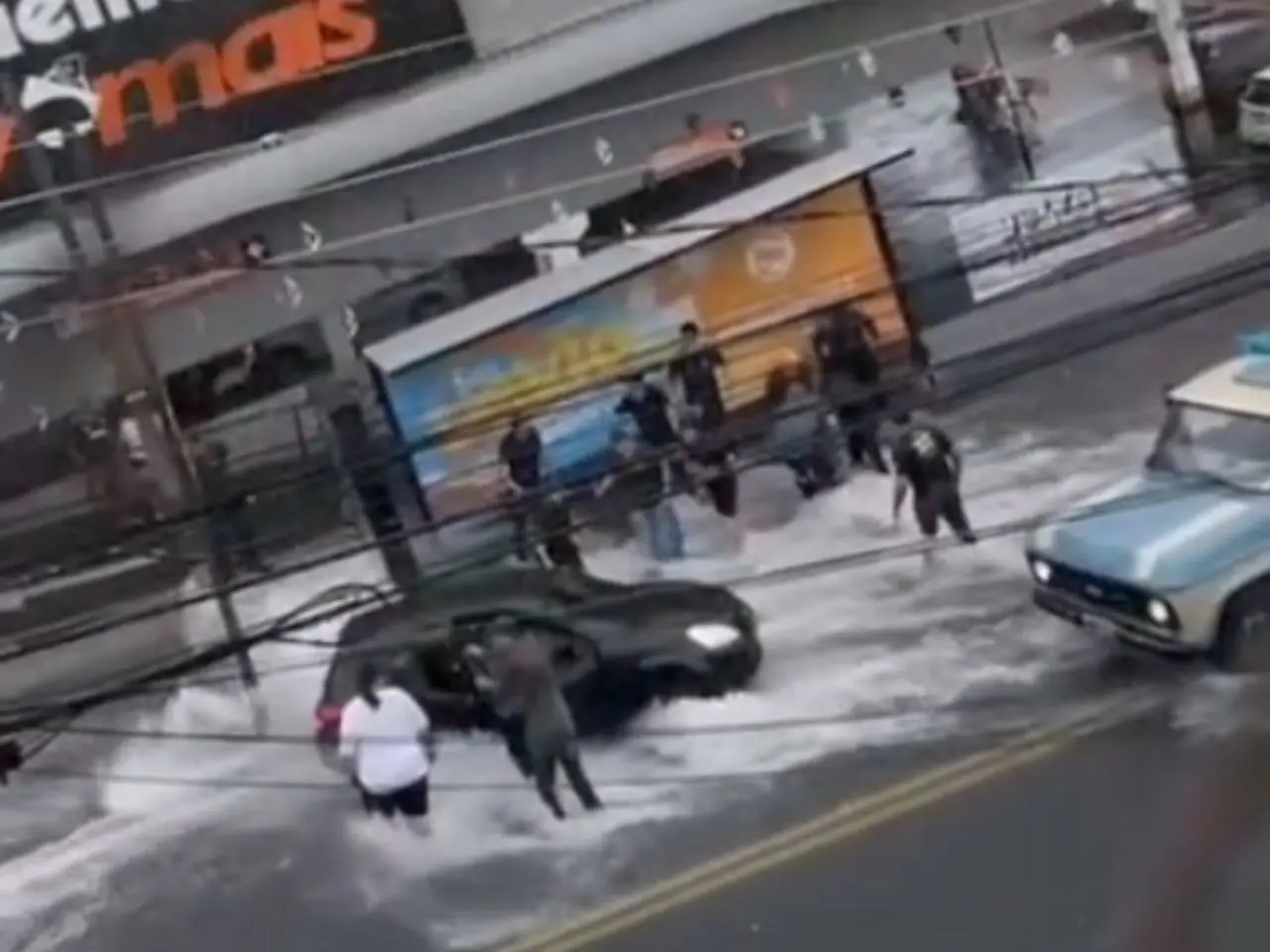 Mulher e três crianças são arrastadas por enxurrada durante temporal em Americana; vídeo
