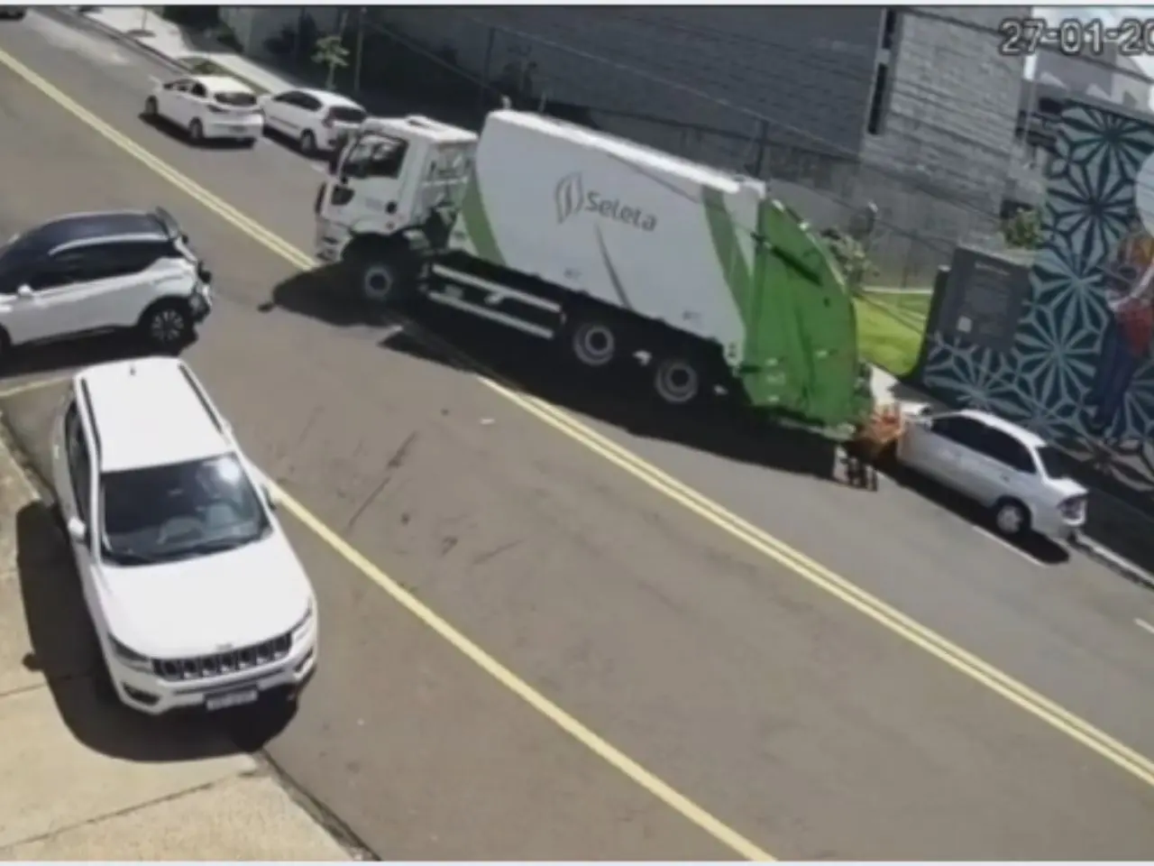 Caminhão de lixo desgovernado atinge carros e deixa rastro de destruição; vídeo