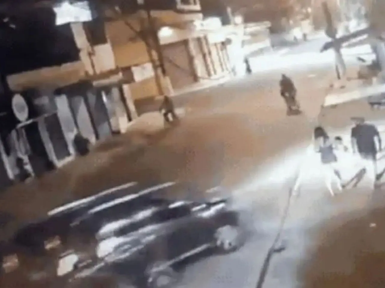 Casal e criança de 2 anos são atropelados por motorista bêbado; vídeo