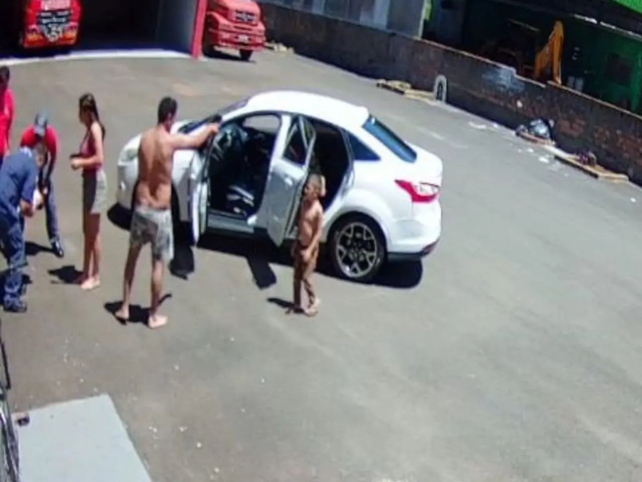 Bebê de 9 dias é salvo pelos bombeiros após engasgar com leite; vídeo