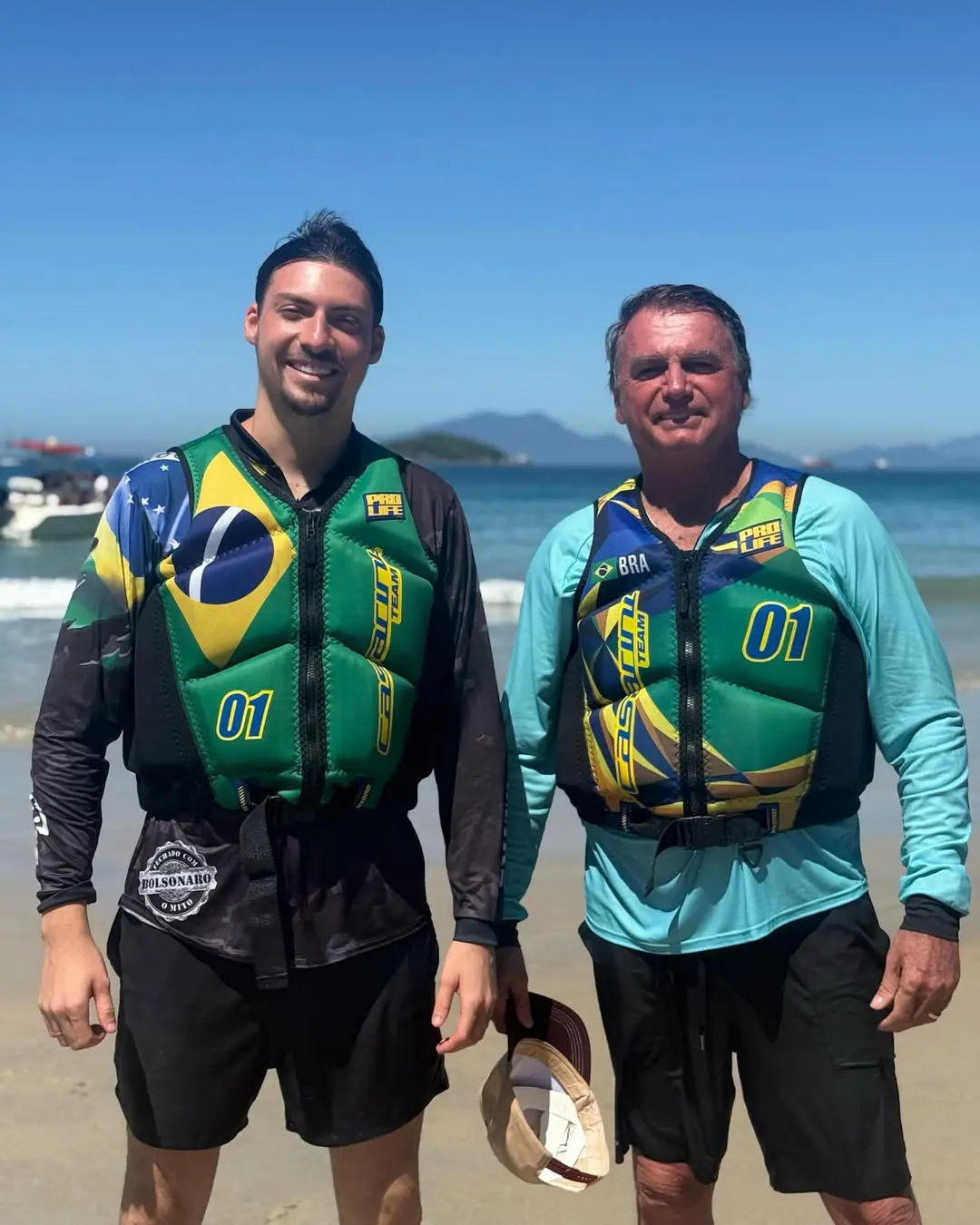 Filho de Bolsonaro entrega medalha de 'imbrochável e incomível' para comerciante (Foto: Redes Sociais)