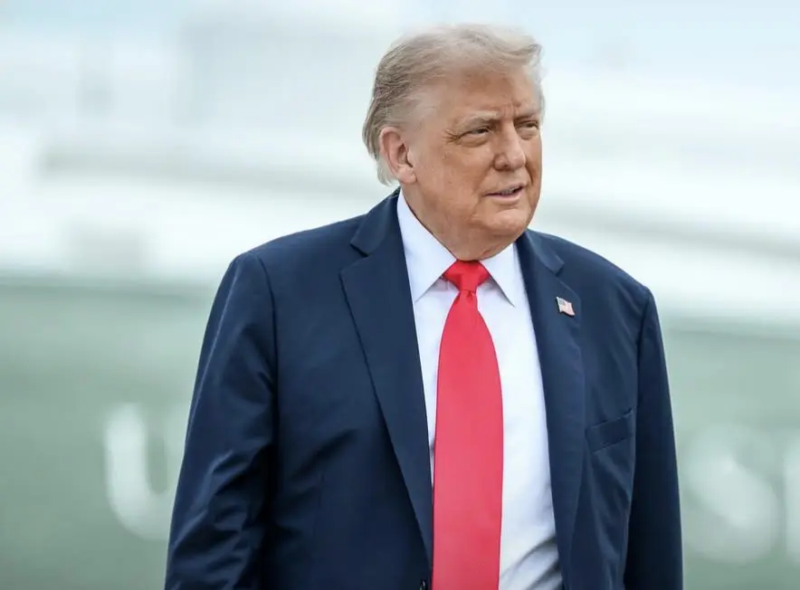 Donald Trump durante visita a uma fábrica da Ford, em Detroit, onde reagiu a provocações feitas por um funcionário. Foto: Reprodução/Redes Sociais