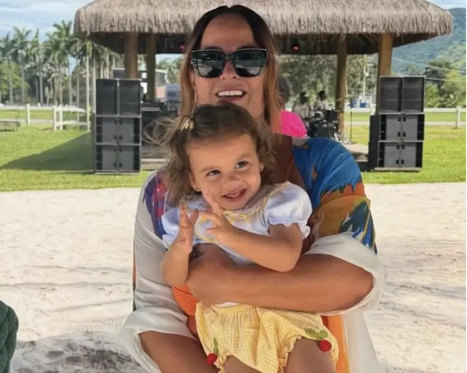 Nadine, mãe de Neymar, ao lado de sua neta Helena