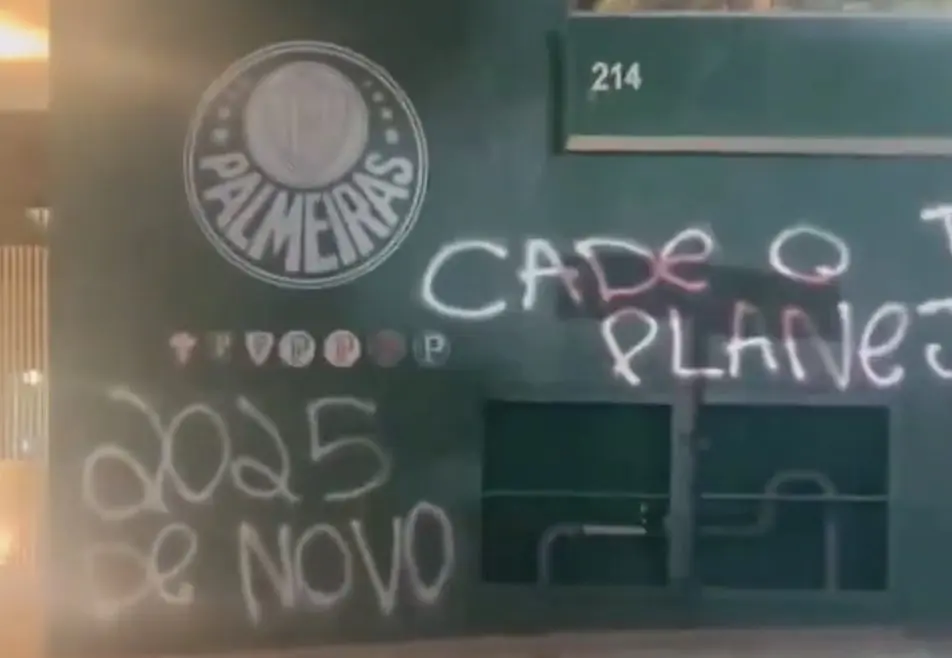 Muro da sede do Palmeiras foi pichado após goleada sofrida. Foto: Reprodução 