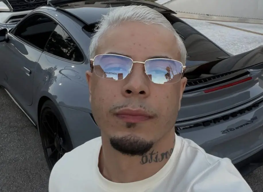 MC Tuto com um de seus carros