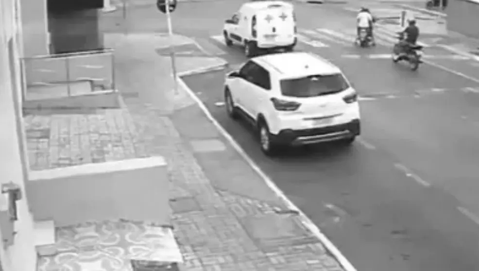 Ambulância ultrapassa sinal vermelho e atropela motociclista. Foto: Reprodução 