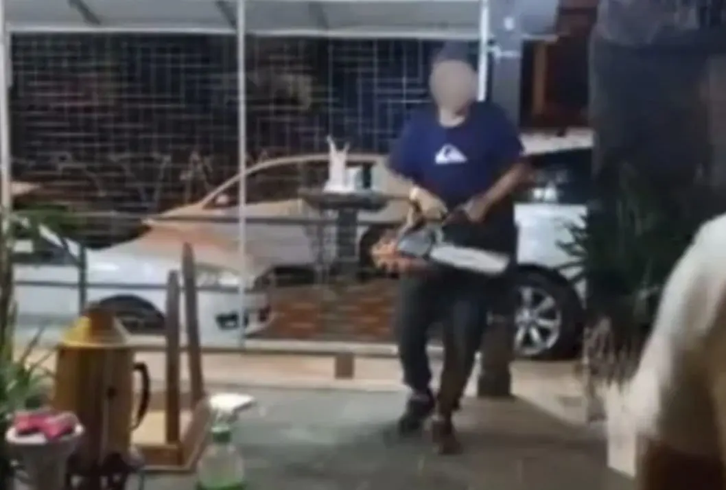 Homem com motosserra. Foto: Reprodução 