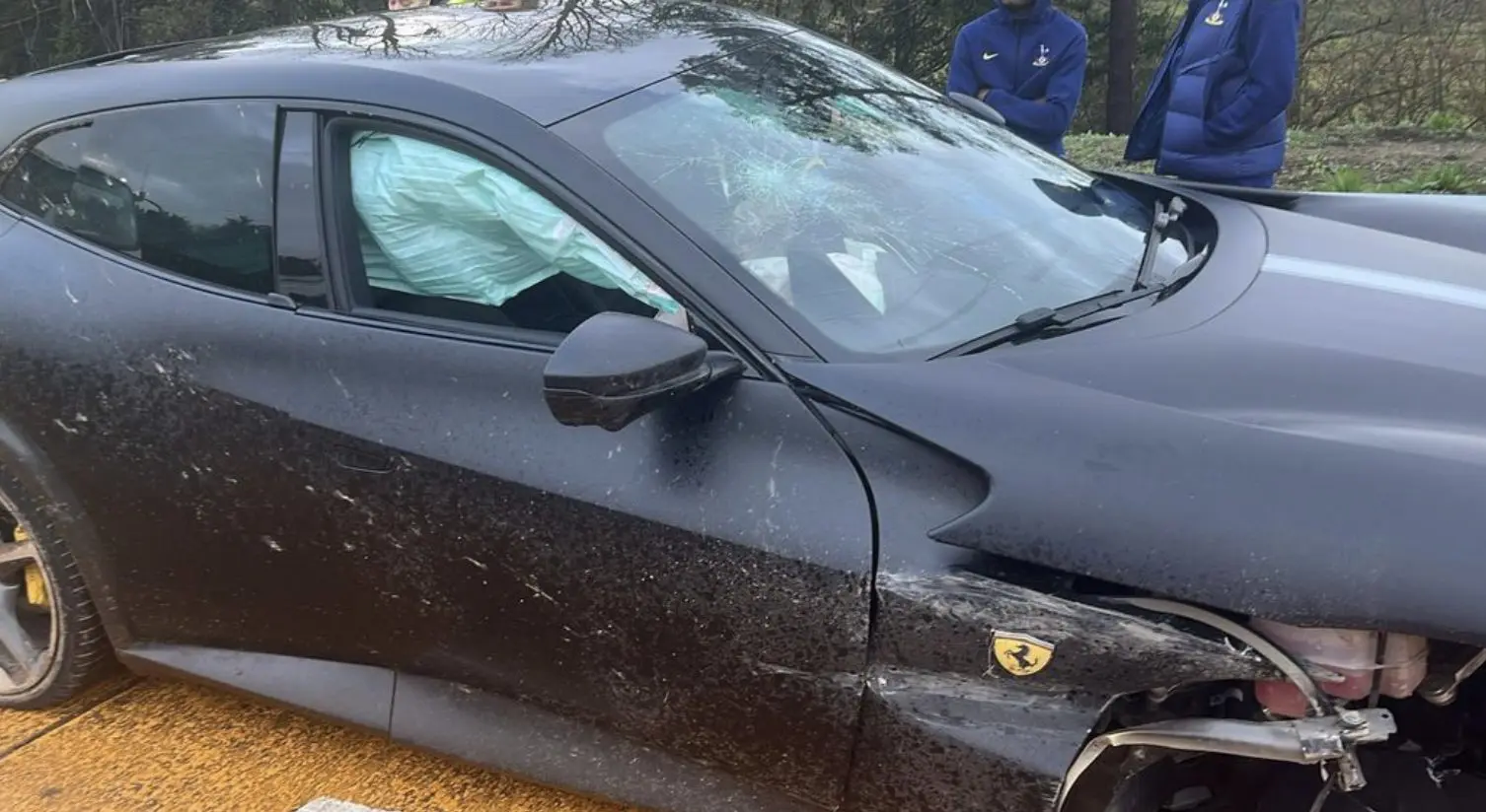 Jogadores do Tottenham sofrem acidente com Ferrari 