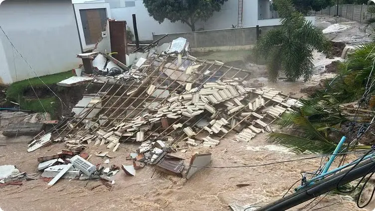 Criança de apenas 10 anos morre soterrada dentro de casa durante chuva (Foto: Reprodução)