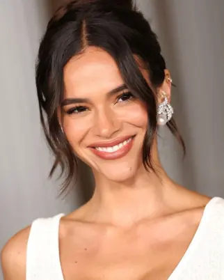 Em clima de romance, Bruna Marquezine e Shawn Mendes pulam sete ondas juntos em Alagoas; veja vídeo