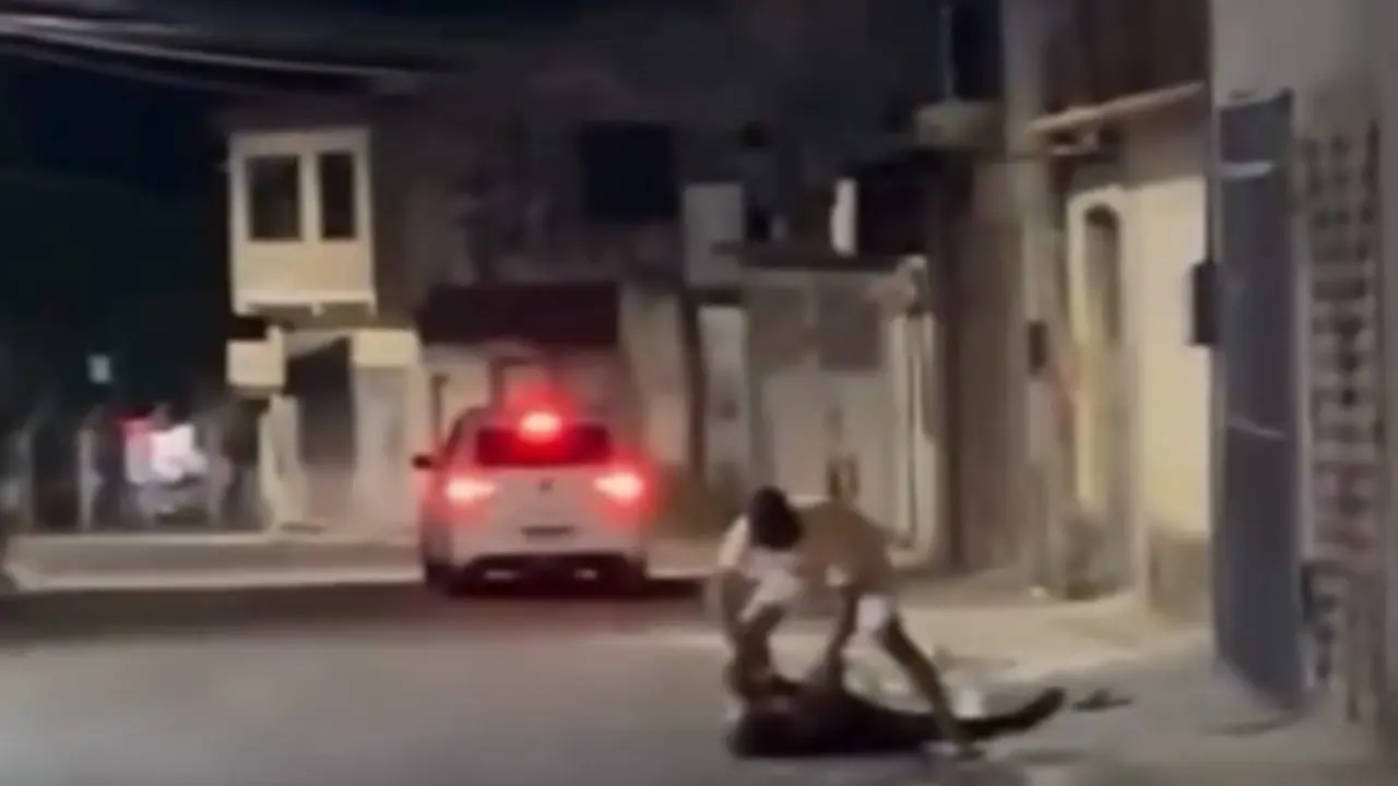 Filho agride pai (Reprodução)