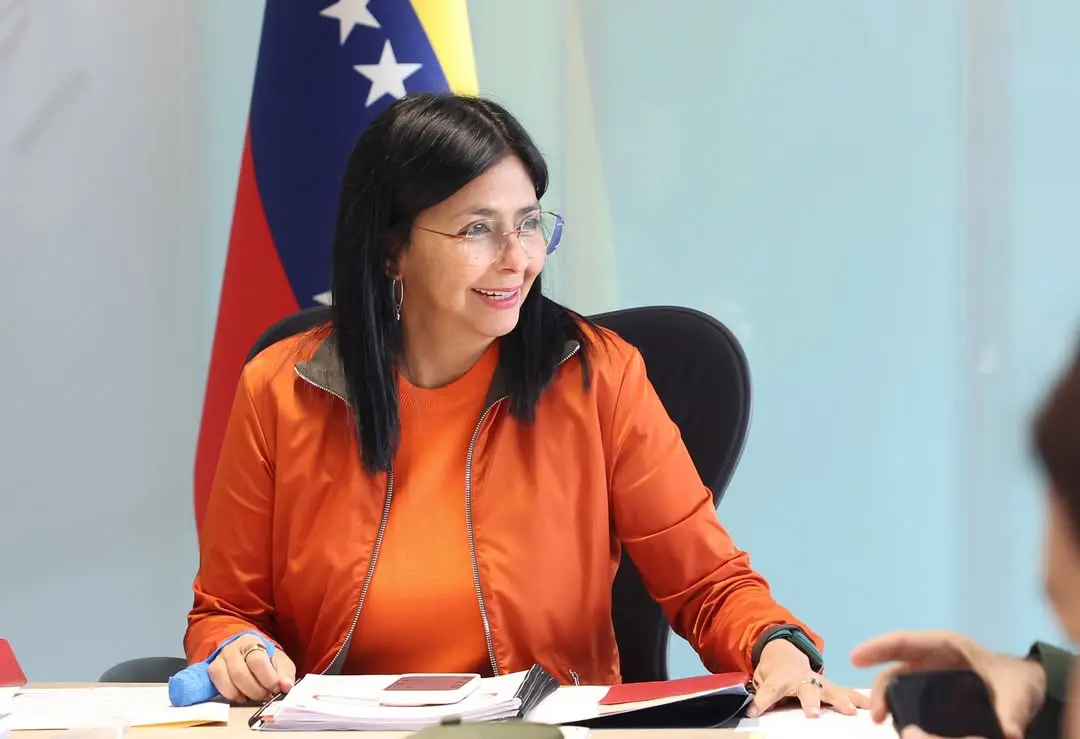 Delcy Rodríguez, presidente interina da Venezuela, discursou em entrevista e em fóruns internacionais ao defender a soberania do país e a libertação de Nicolás Maduro. Foto: Divulgação / Redes sociais.